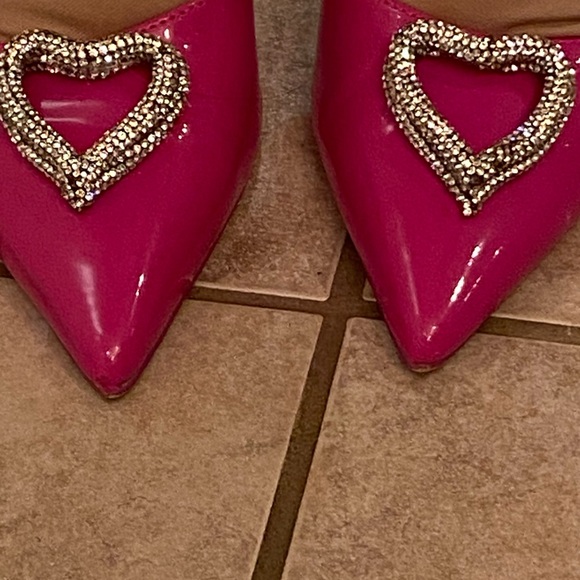 Pink vegan heels with a heart detail. Ankle strap closure. - Picture 5 of 5